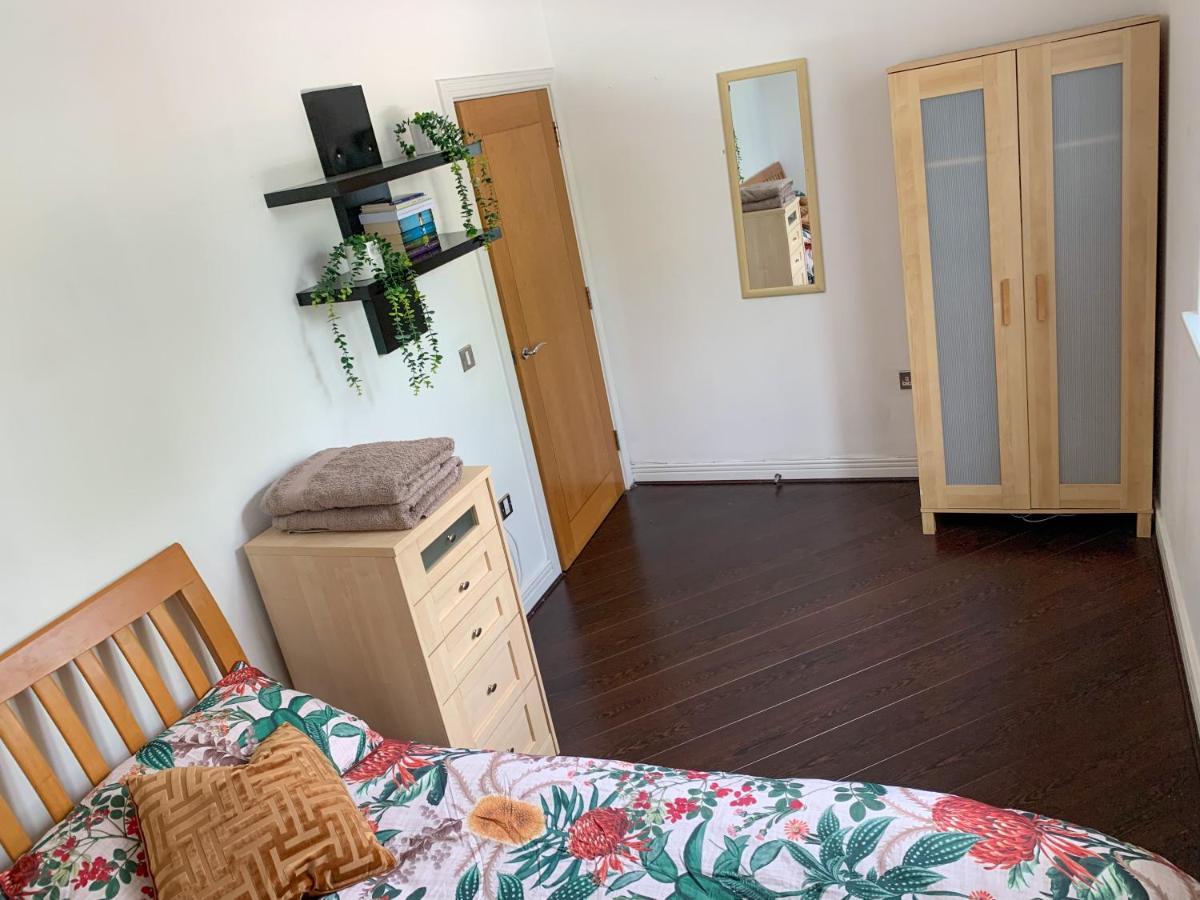 Room In Stratford With Private Bathroom And Parking Londres Exterior foto